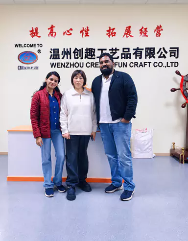 바이어가 Wenzhou Create Fun Craft Co., Ltd. 공장 현장을 시찰했습니다.